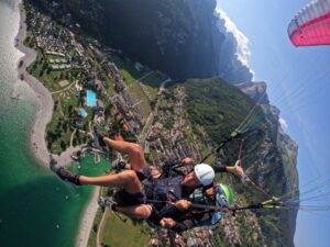 Paragliden boven het meer van Molveno in de Dolomieten