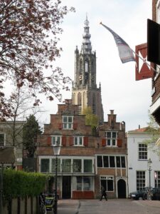 opgegroeid boven een winkel in de binnenstad van Amersfoort. Bij ons thuis was één ding vanzelfsprekend: de winkel ging open.